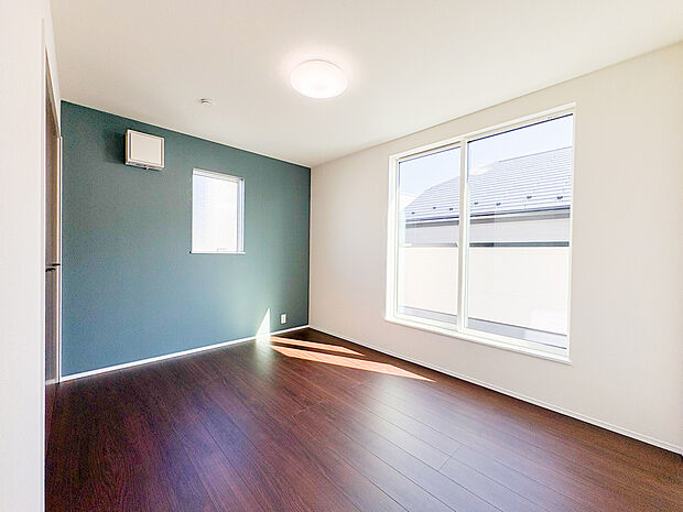 【=居室=】広さが際立つ住まいは、各部屋がゆったりとした設計で、心地よく過ごせる空間が広がります。ゆとりある間取りと開放感が魅力で、毎日の生活が豊かで快適になります。のびのびと過ごせる、贅沢な住まいです。