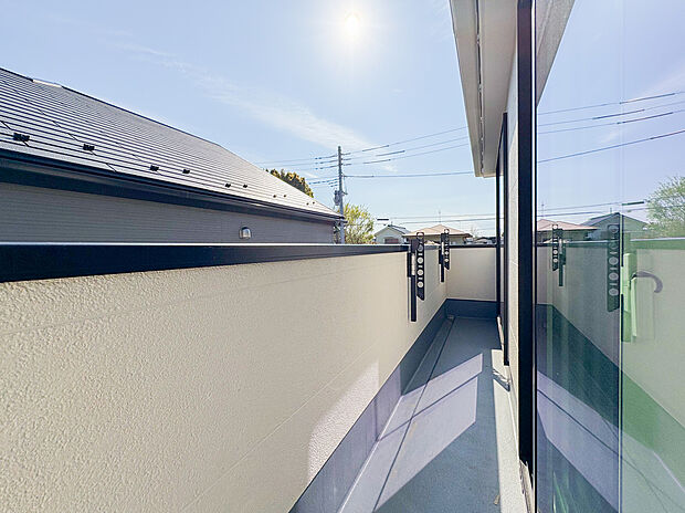 【=バルコニー=】洗濯物がよく乾く明るいバルコニーは、風通しも良く、家事の効率が高まる環境です。広さがあるため、お洗濯物をたっぷり干せるのが嬉しいポイントで、日々の生活にゆとりが生まれます。