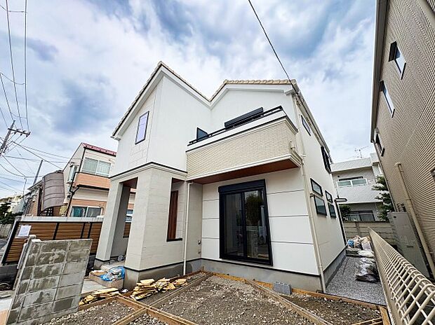 【ー現地外観写真ー】シンプルモダンな外観が魅力の建売住宅。飽きのこないデザインが特徴で、どんなインテリアにもマッチし、周辺の街並みにも自然と溶け込みます。上品な外観が、帰宅するたびにほっとする空間を演出してくれます。