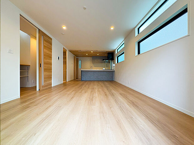 【ーリビングダイニングー】家族が自然と集まる広々としたリビング。大きな窓から陽の光が降り注ぎ、開放感と温もりが広がる空間です。ゆったりとくつろげる場所で、穏やかで心地よい時間を家族みんなで楽しめます。