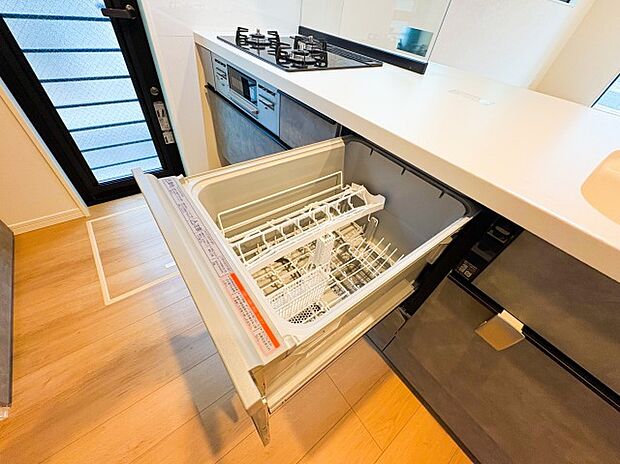 【ー食洗器ー】浴室乾燥機が備わり、天気を気にせず洗濯物を干せる便利な住まい。雨の日や花粉の多い季節も室内干しができるため、外出の多い方や小さなお子様がいるご家庭にもおすすめです。浴室のカビ対策にも役立ちます。