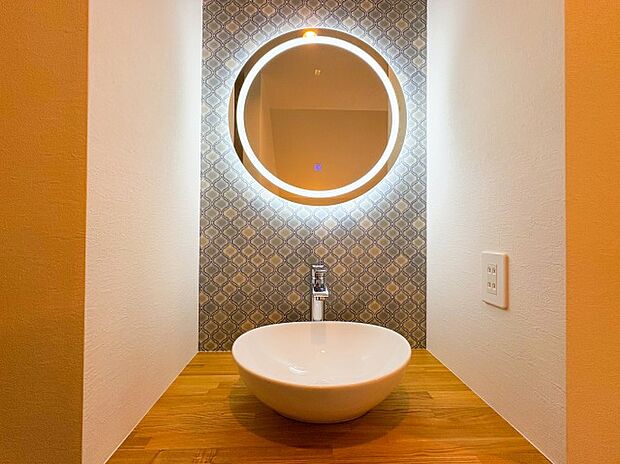 【ー洗面化粧台ー】洗練されたデザインと清潔感あふれる洗面化粧台。広々としたスペースで、家族の朝の支度が快適に進みます。収納力が豊富なため、必要なアイテムをすっきり整理できます。