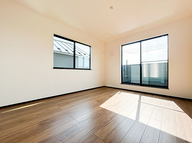 【=居室=】採光に恵まれた明るい居室は、清潔感と快適さが保たれた空間です。ゆとりある広さで趣味や仕事など多目的に活用でき、心地よい暮らしをサポートします。(2号棟)