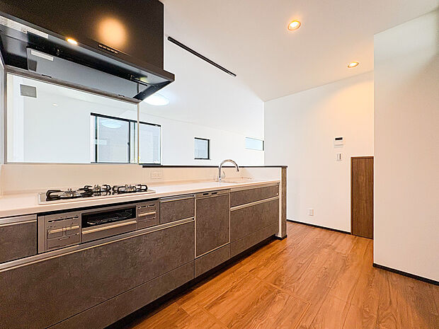 【=対面キッチン=】会話を楽しみながら調理できる対面式キッチン。リビングを見渡せる開放的な設計と広い調理スペース・豊富な収納が、毎日の家事を楽しいひとときに変えてくれます。(2号棟)