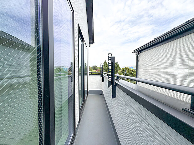 【ー2号棟バルコニーー】南向きの広いバルコニーは、採光と洗濯環境に優れた住まいです。開放感ある屋外スペースとして日常の生活に余裕とゆとりをしっかりともたらします。