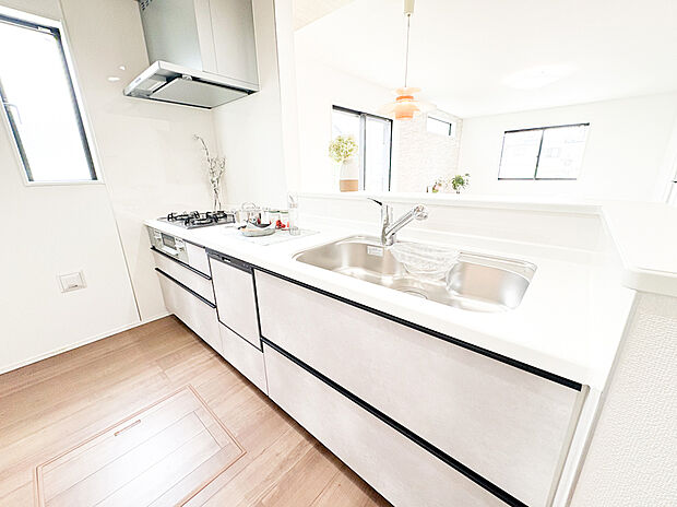 【ー対面キッチンー】（5号棟）会話を楽しみながら調理できる対面式キッチン。リビングを見渡せる開放的な設計と広い調理スペース・豊富な収納が、毎日の家事を楽しいひとときに変えてくれます。（全棟完備）