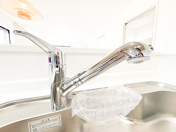 【ー浄水器付きキッチン水栓ー】（5号棟）浄水機能付き水栓で、いつでも手軽に安心・安全な水を利用できます。料理や飲み水に使えるろ過された清潔な水がすぐに手に入り、毎日の暮らしをしっかりサポートします。（全棟完備）