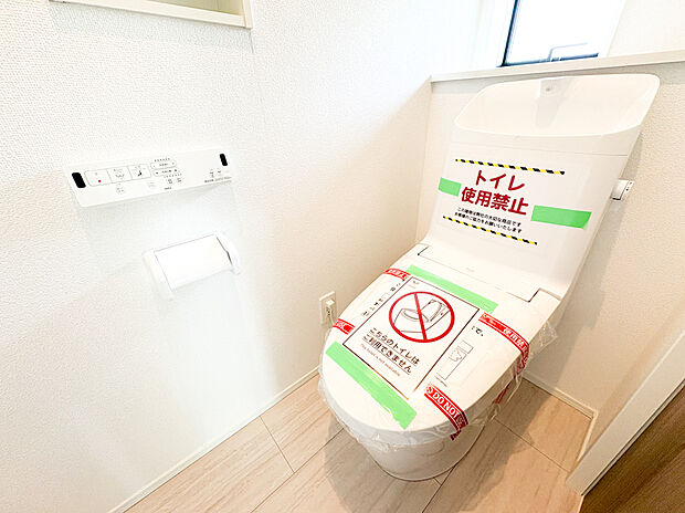 【ー化粧室ー】（4号棟）ウォシュレット機能付きトイレで、毎日の暮らしがより快適になります。温水洗浄で清潔感が保たれ、家族全員が心地よく使えるうれしい設備がしっかり整っています。（全棟完備）