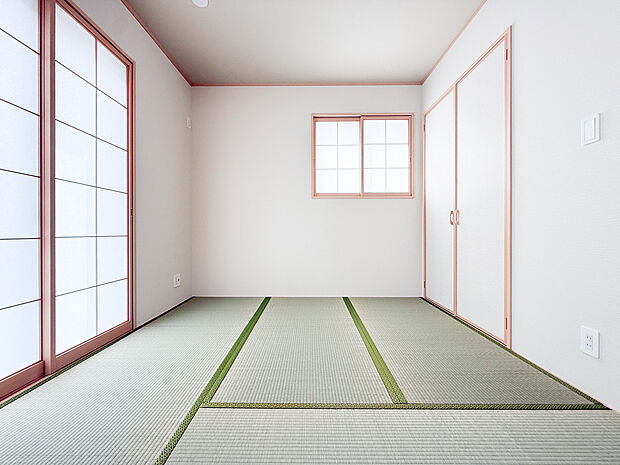 【ー和室ー】（B号棟）趣ある和室は、畳の香りとやわらかな空気が心を落ち着かせてくれる空間です。来客時のゲストルームとしても、家族のくつろぎの場としても活用できます。