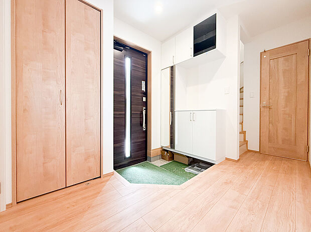 【ー玄関スペースー】（B号棟）シューズクロークを備えた広々とした玄関スペース。靴や外出用品をたっぷり収納できるため、玄関まわりを常にすっきりと保てます。