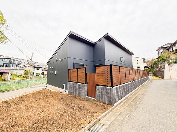 【ー現地外観ー】シンプルモダンなデザインが落ち着いた上質な印象を与える外観です。清潔感ある佇まいと街並みへの馴染みやすさが、住まいとしての確かな品格と魅力を高めています。