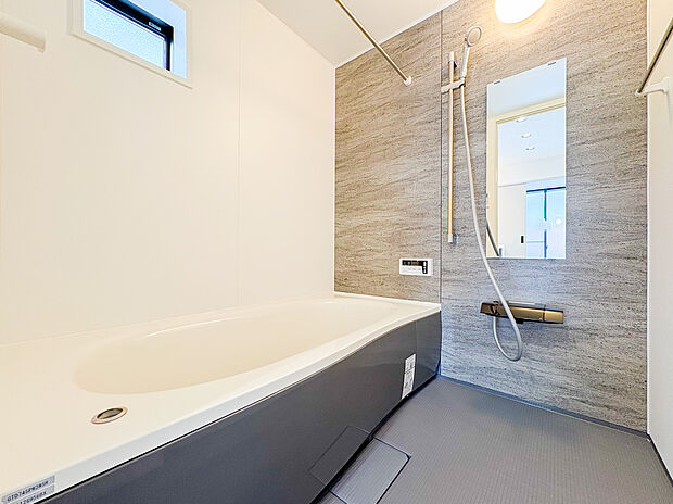 【ーバスルームー】1日の疲れをしっかり癒せる広々としたバスルーム。清潔感ある設備と機能的な設計で、ゆったりとした入浴タイムが毎日の大切な楽しみになる癒しの空間となっています。