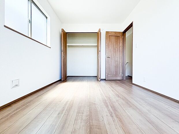 【=居室=】ゆとりある広さの居室は、家具の配置がしやすく使い勝手の良い空間です。採光も良好で、生活スタイルに合わせて自由にレイアウトできます。
