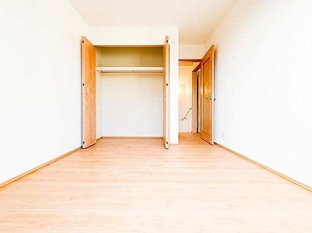 【■居室■】採光に恵まれた明るい居室は、清潔感と快適さが保たれた空間です。ゆとりある広さで趣味や仕事など多目的に活用でき、心地よい暮らしをサポートします。