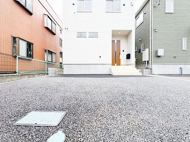 【駐車場】（2号棟）広さがしっかりと確保されたカースペースは、車を持つご家庭にとって嬉しいポイント。荷物の積み下ろしがスムーズで、日常の使い勝手が良く、生活の利便性を高めてくれます。