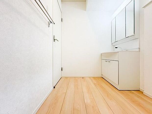 【◆広々洗面脱衣スペース◆】ゆとりある洗面脱衣所は、着替えや洗濯がしやすい使いやすい空間です。収納も充実しており、毎日の生活動線がスムーズに進む快適な環境がしっかりと整っています。