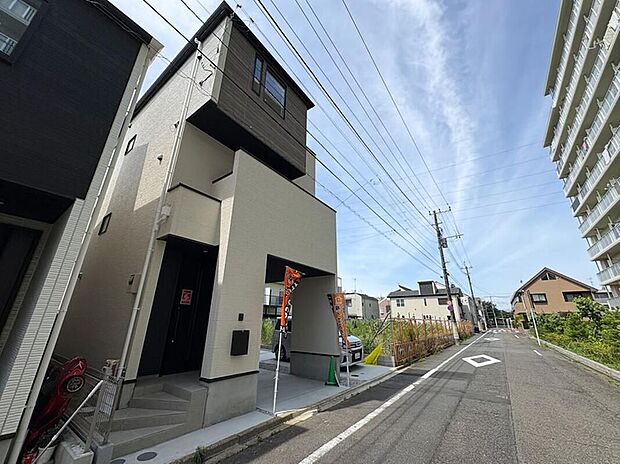 【前面道路含む現地写真】最寄り駅まで徒歩5分以内の好立地。駅近の利便性が通勤・通学の時間を短縮し、雨の日も負担が少なく、忙しい毎日をスムーズにサポートする恵まれた住環境です。