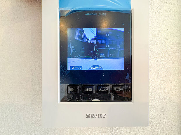 【■TVモニター付きインターホン■】来訪者を画面で確認できるモニター付きインターホンが完備され、安心して応対できます。家族やお子様だけの在宅時にも、しっかりと防犯対策ができる心強い設備です。