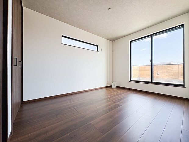 【■居室■】ゆとりある広さの居室は、家具の配置がしやすく使い勝手の良い空間です。採光も良好で、生活スタイルに合わせて自由にレイアウトできます。