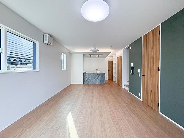 降り注ぐ陽光をいっぱいに浴びて、メインライトと共にLDK全体が明るく、開放感のある空間となっています。多くの時間を過ごすお住まいだからこそ、お部屋の明るさ、心地よさ、快適さにこだわって設計されています