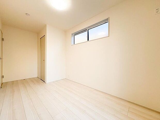 自然な木目フローリングと窓から入り込む採光が温かみのある洋室を演出しています。