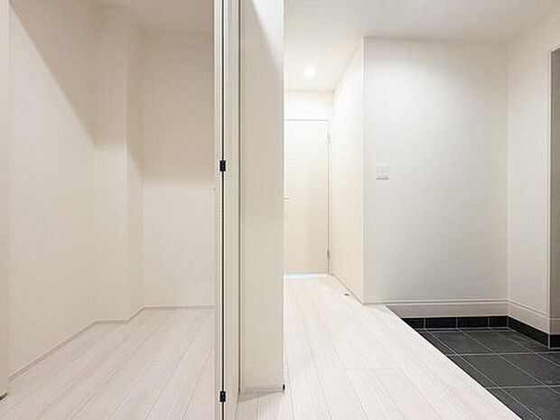 玄関ホールには大きな収納が設置されています。