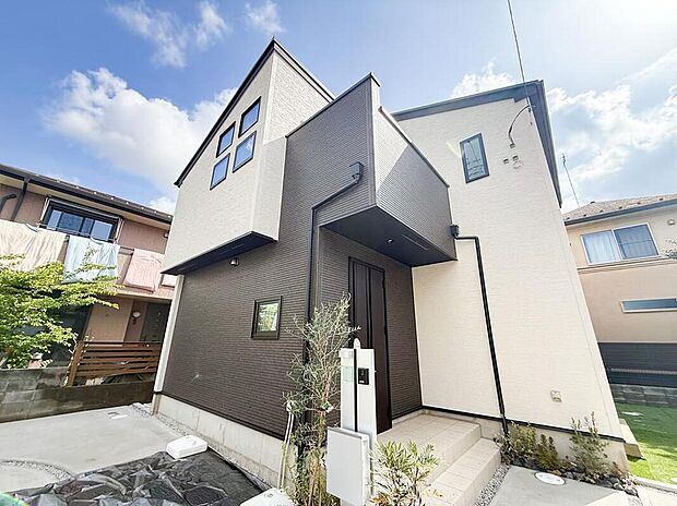 直線美が際立つ、モダンで上質な外観。機能性と美しさが融合した、現代の邸宅にふさわしい表情です。