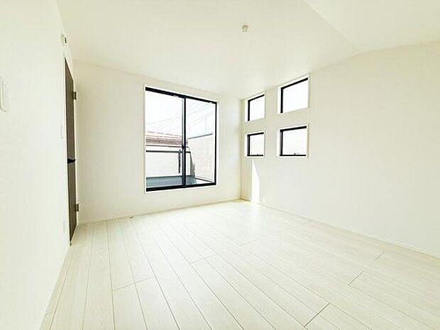 喧騒から離れた静かなプライベート空間。上質な眠りと爽やかな目覚めをお約束する、癒やしの主寝室。