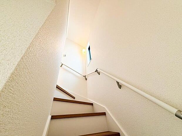 ナチュラルな床色が陽光を優しく反射。部屋全体がふんわりとした明るさに包まれる、癒やしの空間。