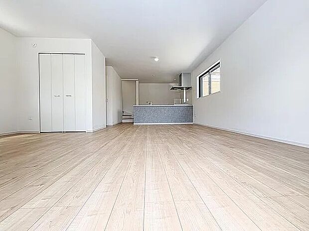 明るい木目のフローリングが広がるLDKは、家族の笑顔が集まる場所。奥には対面キッチンがあり、会話を楽しみながら料理ができます。