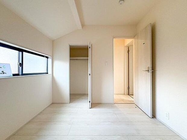 明るい陽光が降り注ぐ、心地よい洋室です。お子様の成長に合わせて子供部屋にしたり、書斎や趣味の空間としてもフレキシブルに活用可能。収納も充実し、いつもすっきり片付きます。