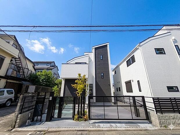 耐久性に優れ、デザイン性も高く、建物に重厚感や高級感を与えます。