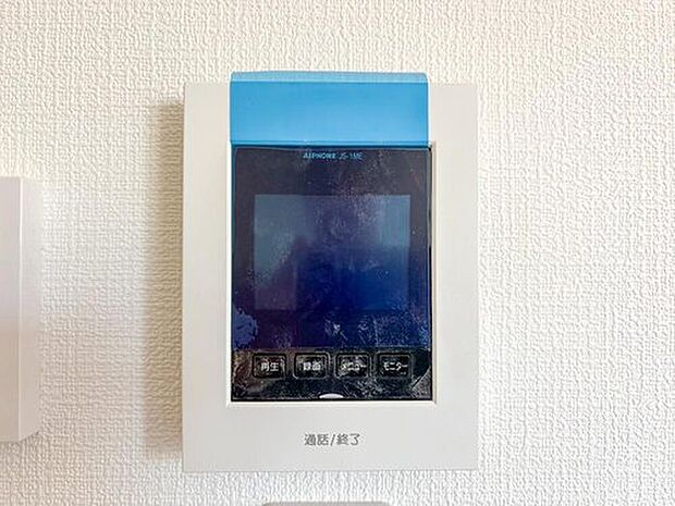 【モニター付きインターホン】「見える安心」をカタチにしました。誰が来てもわかる様にモニター付きインターホンを設置。家事導線を考慮した個所に設置し、防犯性と利便性に優れ快適と安らぎを合わせた優しい設計。