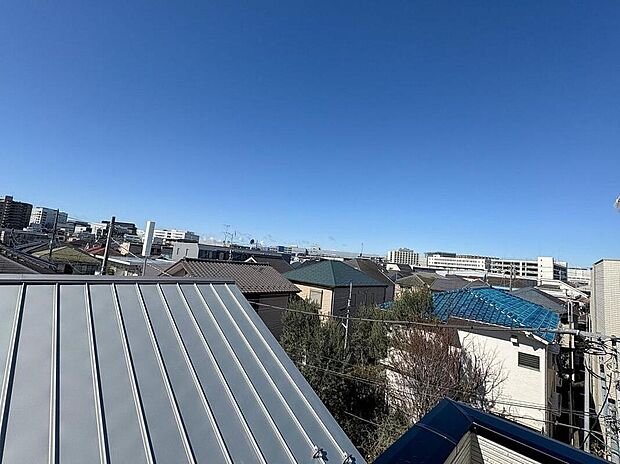 【住戸からの眺望写真】豊かな陽光に照らしだされる素敵な空間に感動すら覚えます。窓には木々の緑が木漏れ日と共にまるで絵画のように美しく映し出されます。季節を問わず華やいだ素敵な風景をお楽しみいただけます。