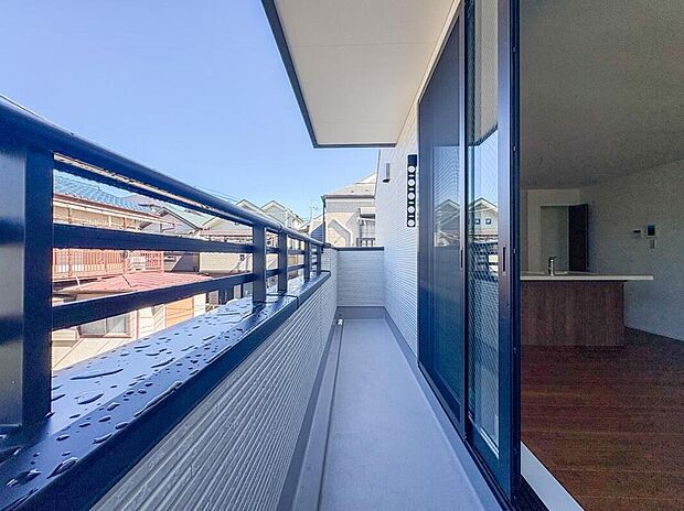 【バルコニー】充分な広さが確保されたバルコニー。日当たりのよい住宅エリアですので、多くの陽光が降り注ぎ、室内には陽だまりを生み出してくれます。