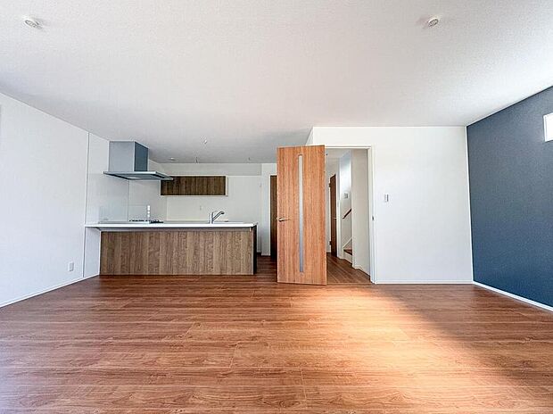 【リビング】木のぬくもりが感じられるナチュラルな雰囲気に仕上がった室内。ふんだんに陽射しが注ぐ明るいリビングには家族が自然と集い笑顔に。