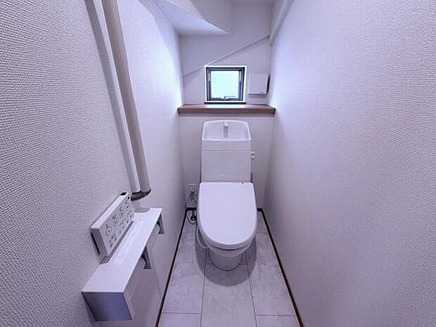 【トイレ】今のお手洗いは節水タイプが主流です。毎日使う場所だからこそ水道代への心がけが使う人に負担なく取り組みされています。