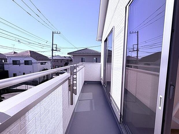 【バルコニー】充分な広さが確保された南向きのバルコニー。日当たりのよい住宅エリアですので、多くの陽光が降り注ぎ、室内には陽だまりを生み出してくれます。