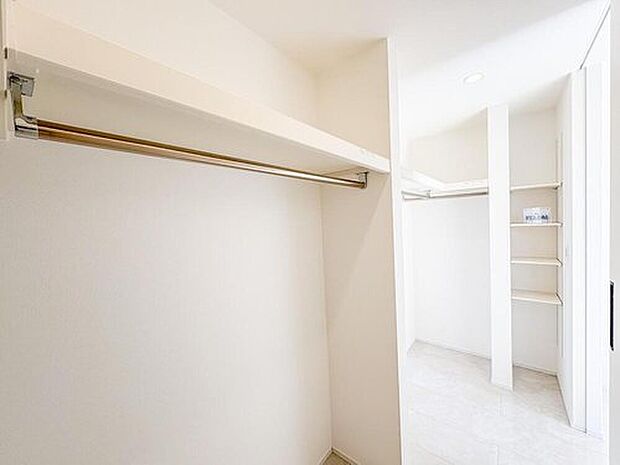 【収納】約3.0帖の広々とした収納スペースは、家族みんなの衣類や季節家電もスッキリ収まります。ハンガーパイプと可動棚で整理整頓も思いのまま、日々の家事をスムーズにします。