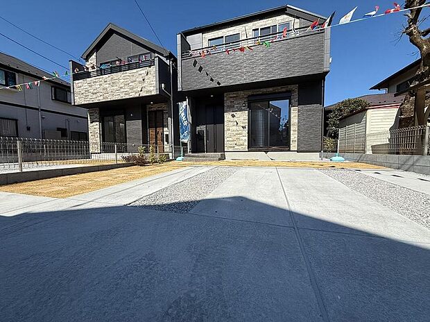 【現地外観写真】青空に映えるスタイリッシュなフォルム。時を経ても色褪せない上質なデザインが、家族の歴史を彩ります。