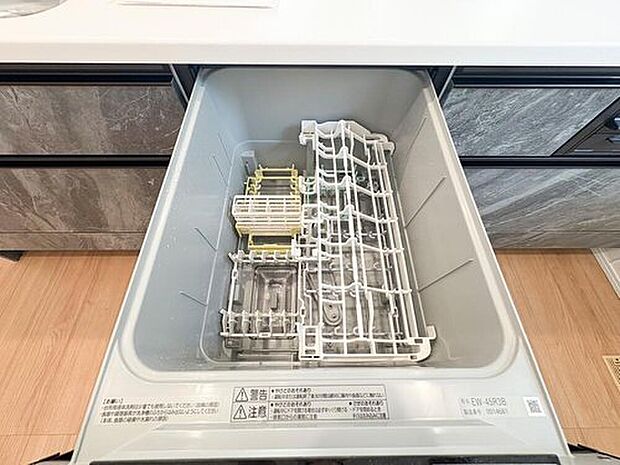 【食洗機】お料理が終わったと思えば、今度は洗い物。気分が乗らない日もありますよね。そんな時には食洗器を頼ってください!お料理後、洗い物は任せて家族団欒のお時間をお楽しみいただけます。