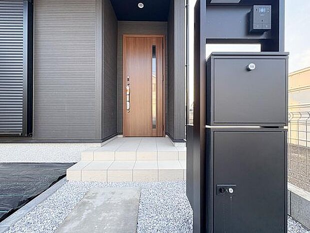 【宅配ボックス】宅配便のために外出を切り上げた経験ございませんか?その心配は不要です。備え付け宅配ボックスによって不在の時でも安心です。何も気にすることなく外出を楽しんでいただけます。