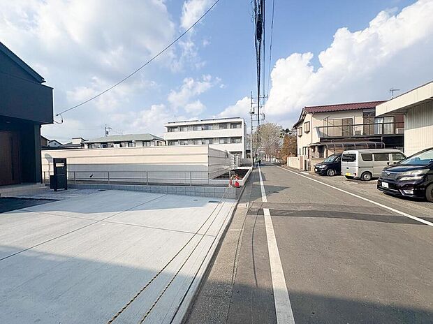 【前面道路含む現地写真】前面道路は車通りが少ないため、安心してお車の出し入れを行えます。小さなお子様がいらっしゃるお客様も安心して生活することができそうです。