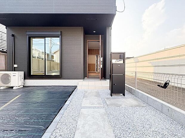 【現地外観写真】広い玄関は、家の顔となるスペースにゆとりと開放感をもたらします。ドアを開けた瞬間に広がるゆったりとした空間は、訪れる人を温かく迎え、住む人にも特別な場所です。天井も高く設計され、自然光が差し込みます。