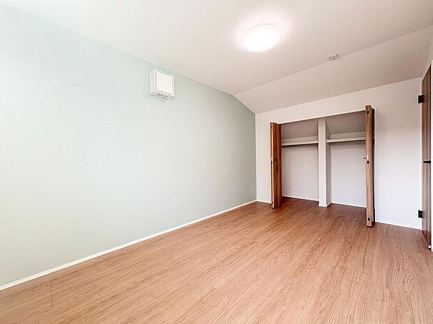 【リビング以外の居室】自然な木目フローリングと窓から入り込む採光が温かみのある洋室を演出しています。