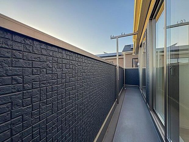 【 バルコニー】陽光が降り注ぐ広々としたバルコニーは、家族の洗濯物もたっぷり干せる実用的な空間。お子様の遊び道具を置いたり、ガーデニングを楽しんだり、多目的に活用できます。