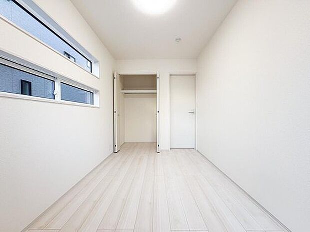 【リビング以外の居室】複数設置された窓からは、心地よい採光がお部屋に降り注ぎます。心地の良い空間をお楽しみください。