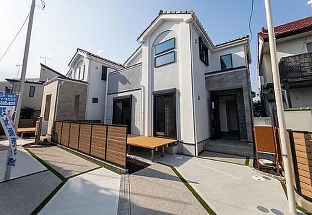 【外観】澄んだ青い空のたもと、豊かな緑が織りなす時間、表情豊かに四季折々の景観を楽しませてくれる。この場所から新しい家族の時間を紡いでくれることでしょう