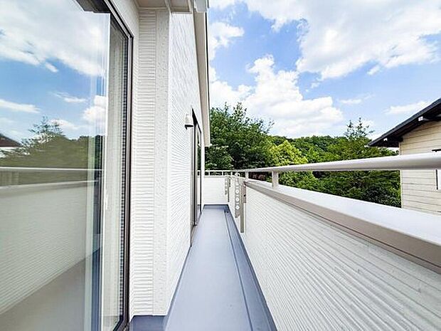 【バルコニー】光と風をデザインする、ソリッドな外部空間。余計な装飾を排したスクエアなフォルムが、空の青さをより鮮やかに際立たせます。