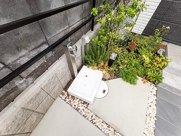 【■外水栓■】ガーデニングや掃除はもちろん、夏の水遊びなど家族の時間にも活躍。暮らしの幅を広げる便利な外水栓付きです。